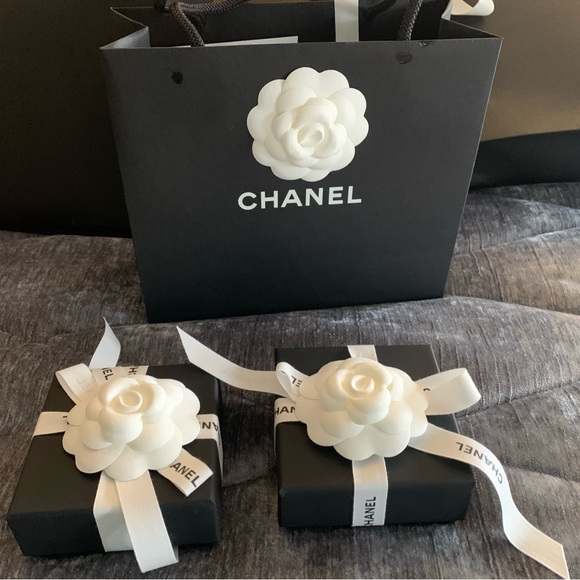 Authentic, limited editionChanel Silver and Gold Flower Earrings, sold out - Picture 13 of 17